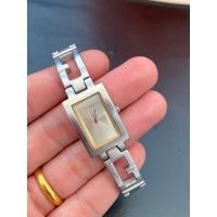 ราคา GUESS สี่เหลี่ยม หน้าเทา Lady ของแท้ มือสอง (43123186582)