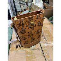 ราคา พร้อมส่ง!! กระเป๋าทรงถังสูง ลายหมี MCM!!! TTWN BEAR (18704286797)