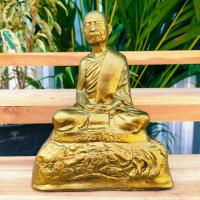 ราคา [sumpati]หลวงปู่ทิม วัดละหารไร่ ประทับนั่งฐานทะเลบัว สีทองโบราณ สูง 20 เซนติเมตร เป็นพิมพ์เก่ายุคแรกสวยงามเข้มขลัง (18576859472)