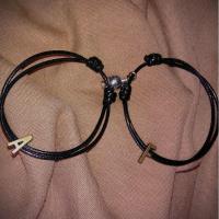 ราคา [2cps] สร้อยข้อมืออักษรย่อ + แม่เหล็ก (49056339093)