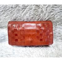 ราคา กระเป๋าหนังแท้ทรงคลัชสีน้ำตาลสานแท้ด้านหน้าตู้ญี่ปุ่นงานชายหญิง(รหัส ดอกไม้300) (28231616219)