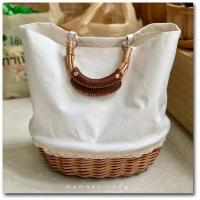 ราคา Pre-Order W1 กระเป๋าก้นสานทรงวงรี + ผ้าสีขาว มีลูกไม้ตกแต่ง + หูหิ้วหนังแท้ (10104838934)