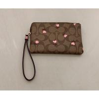 ราคา กระเป๋าคล้องมือCoachซิปเดียวลายหัวใจ (สินค้ามือสอง) (9822019011)