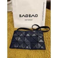 ราคา Used Bao Bao Crossbody 5x3 สีน้ำเงินเข้ม matte ปี 2020 (15248840311)