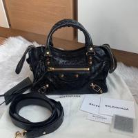 ราคา Like new Balenciaga mini city ปี2018 สีดำ อะไหล่ทอง สภาพสวยมาก หนังสวย ขอบมุมไม่ถลอก ภายในสะอาด (2785149921)
