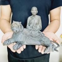 ราคา รูปหล่อหลวงพ่อเปิ่น วัดบางพระ ประทับบนหลังพญาเสือเผ่น ปี2546 (กว้าง9นิ้ว สูง18ซม.)เนื้อโลหะผสมชนวนเก่า (15923654896)