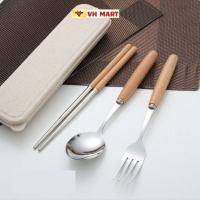 ราคา ชุดช้อนส้อมสแตนเลสด้ามไม้พร้อมกล่องข้าวบาร์เลย์ - VH มาร์ท (44119133774)