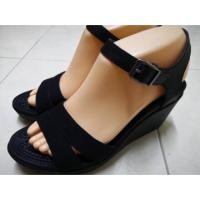 ราคา รองเท้า crocs แท้มือสอง รุ่น dual confort สภาพใหม่มาก ไร้ตำหนิ พื้นเต็ม w7, 23.5 ซม ส้นสูง 2.5” (3615702044)