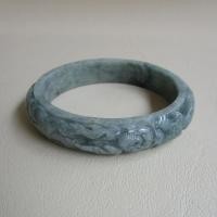 ราคา กำไลหยกพม่า Jadeite type A แกะสลักลายมังกร ทรงกลมท้องแบน ขนาดวงใน 58.5mm กว้าง 13.6mm (25219612471)