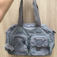 ราคา กระเป๋า Kipling Defea สี Cool Grey ของแท้ มือสอง ใช้ไปครั้งเดียว (1130039752)