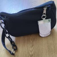 ราคา กระเป๋าสะพายข้างสีดำ Guess (29318031585)