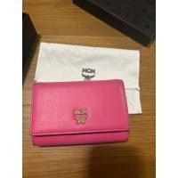 ราคา กระเป๋าเสตางค์สีชมพูสามพับ หนังแท้ มือ 2 MCM made in korea สีชมพู พร้อมกล่อง (26389682523)