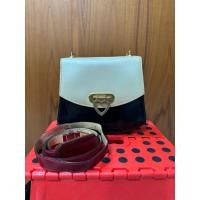 ราคา กระเป๋าหนังแก้วครีม-ดำ Crossbody Moschino แท้ (24781297538)