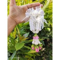 ราคา พวงมาลัยคล้องหน้ารถ อุบะดอกกุหลาบตูม (24814638082)