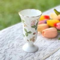 ราคา *มีตำหนิจี๊ดเดียว* แจกัน Wedgwood "Wild Strawberry" Fluted Vase Bone China Made in England แสตมป์เก่าทรงสวย แจกันดอกไม้ (21918234080)