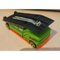 ราคา โมเดลรถเหล็ก Hot Wheels รถบรรทุกขนส่งรถยนต์สีเขียว มือสองสภาพดี สเกล 1:64 หรือประมาณ 7-8 เซนติเมตร (53053926975)