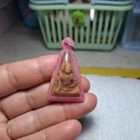 ราคา พระนางพญาเนื้อดินเก่าไม่ทราบที่พร้อมกรอบพลาสติก (42478841891)