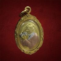 ราคา เหรียญ ในหลวงทรงกล้อง หลังตราสัญลักษณ์ 80พรรษา เลี่ยมไมครอน (26020632633)