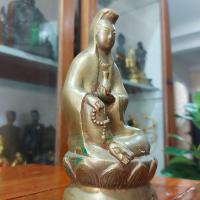 ราคา พระแม่กวนอิม ปางนั่งประทับบนฐานดอกบัวที่ฐานมีภาษาจีน มือถือแจกันและประคำ งานทองเหลืองหล่อโบราณหนา ใต้ฐานยังมีดินไทย (23000543210)