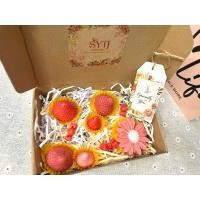 ราคา [SYTJ Candle Light] ชุดกล่องขี้ผึ้งหอม/เทียนหอมรูปทรงคล้ายสตรอเบอร์รี่ขนาดใหญ่ สตรอเบอร์รี่เล็ก และเบญจมาศเป็นของขวัญวันเกิดและงานแต่ง (54052655128)