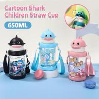 ราคา ถ้วยฟางฉลามการ์ตูนความจุขนาดใหญ่พร้อมสายสะพายไหล่ถ้วยน้ํานักเรียนขวดน้ําเด็กเดินทาง (53055734769)
