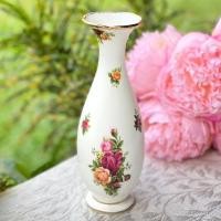 ราคา *ตำหนิจี๊ดเดียว* แจกัน Royal Albert "Old Country Roses" Bud Vase Bone China Made in England - First Quality แจกันดอกไม้ (15567444937)
