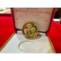 ราคา เหรียญทองทองคำที่ระลึกสามพระองค์ครบรอบ 89 พรรษาสมเด็จย่า ปี 2532 น้ำหนักทองสองสลึง พร้อมกล่อง (28837854039)