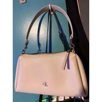 ราคา CALVIN KLEIN กระเป๋าสะพายข้างผู้หญิง Small Shoulder Bag สีเทาอ่อน (40570486250)