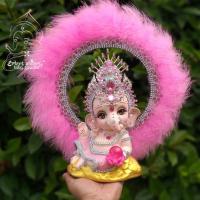 ราคา พระพิฆเนศปางบรมสุข (เสวยสุข) ประทับบนกองเงินกองทอง รุ่นพิเศษ “ประดับขนนก” (3920604255)