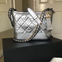 ราคา Like new Chanel Gabrielle small silver Holo24 สภาพสวยมาก หนังสวย ภายในสะอาด มุมไม่ถลอกค่ะ สีนี้ดีงาม (2396078314)