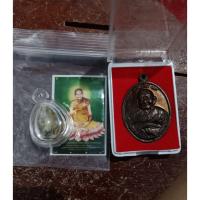 ราคา เบี้ยแก้เศรษฐีเงินล้าน (เบี้ยภควจั่น) หลวงปู่หงษ์ พรหมปัญโญ สุสานทุ่งมน จังหวัดสุรินทร์+เหรียญ​รูปไข่ (56606881614)