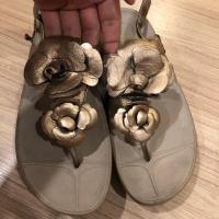 ราคา fitflop แท้มือสอง สภาพดี ดอกไม้สีทอง รัดส้น เบอร์ 37(เท้ายาว 23-23.5cm) (1735841369)