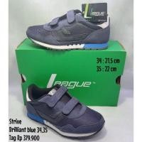 ราคา League Strive Sneakers