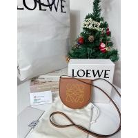 ราคา Used like new โลเอเว่ heel pouch small ออกช็อปปลายปี 2021 (22026159579)