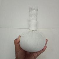 ราคา ⚽️ลูกประคบสมุนไพรอินทรีย์ ผ้าฝ้ายดิบสีขาว (ขนาด 120 กรัม) จำนวน 1 ลูก (20174365475)