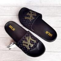 ราคา ATTRACTIVE MLB NY รองเท้าแตะ Slop สีดําและสีขาวระดับพรีเมียมพิมพ์ลาย (40005763759)