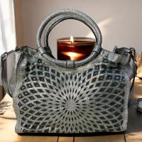 ราคา CATERINA LUCCHI Leather handbag Very good condition กระเป๋าสะพายหนังแท้วินเทจ แบรนด์แท้ (42451261549)