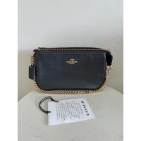 ราคา C.o.a.c.h F30258 Large Wristlet 19 in Pebble Leather Black (26888578813)