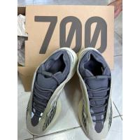 ราคา รองเท้าผ้าใบ Yeezy 700 (22276812797)
