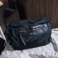 ราคา Genuine Agnes .b Voyage กระเป๋าสะพายข้างผู้ชายผสมหนังแท้ ขนาด 30x23 (42529576465)