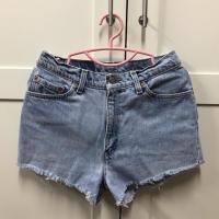 ราคา กางเกงยีนส์ขาสั้นเอวสูง Levi’s ของแท้ ทรงเดิมๆ เอว 29-30 สะโพก 38-39 ยาว 12 สภาพไม่มีตำหนิค่ะ (2392703052)