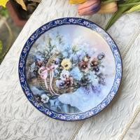 ราคา *ตำหนิจี๊ดเดียว* จานโชว์ Bradex Second Issue in the Lena Liu's Basket Bouquets "Pansies" (2771Z) จานสวย จานอังกฤษ จาน (12686497837)