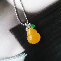 ราคา จี้หยกส้มจัรกพรรดิ์น้ำเต้าตัวเรือนทองคำขาวแท้18kประดับเพชรแท้ขนาด:16.5x9.6x4.8mm. (55905803224)