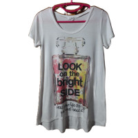 ราคา มือสองเสื้อยืดแขนสั้นญี่ปุ่น สีขาวครีม ลายขวดน้ำหอม (9119188690)