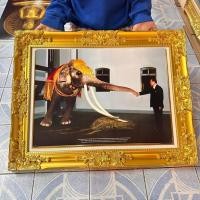 ราคา กรอบรูปภาพมงคล รัชกาลที่ 9 ใส่กรอบหลุยส์ แขวนผนัง เสริมฮวงจุ้ย ของขวัญ ของที่ระลึก ขึ้นบ้านใหม่ งานเกษียณ (25010936891)