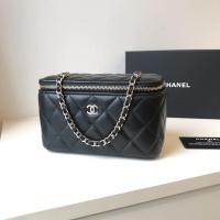 ราคา Used Chanel Vanity Small Lambskin in Black Holo 30 (14123534790)