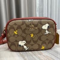 ราคา Used COACH MINI JAMIE CAMERA BAG IN SIGNATURE CANVAS SNOOPY (22752344473)