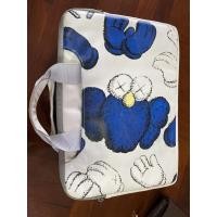 ราคา กระเป๋า notebook 14นิ้ว Kaws Sesami street มือสอง มีสายเส้นยาว (11201775905)