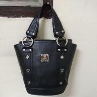 ราคา กระเป๋าทรงถือทรงถัง MCM (14447023007)