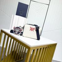 ราคา Dior Dior Men Jacquard Clutch/Crossbody Bag กระเป๋ากล้อง กระเป๋ากล้องขนาดเล็ก Niutou หนังสีขาว ขนาด: 17 * 12.5 * 5ซม ยิงจริงสินค้าเดียวกัน Chongjin รูปแบบผลิตภัณฑ์ของแท้นําเข้าหนังลูกวัวชั้นแรกดั้งเดิ
